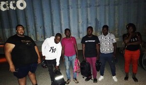 Migraci&oacute;n peligrosa: haitianos tratan de cruzar al pa&iacute;s acostado sobre furg&oacute;n