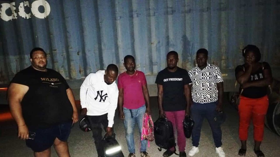 Migraci&oacute;n peligrosa: haitianos tratan de cruzar al pa&iacute;s acostado sobre furg&oacute;n