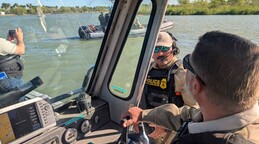 Frontera de Texas recibe migrantes de m&aacute;s de 60 pa&iacute;ses mientras traficantes usan drones para vigilar a agentes