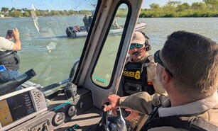 Frontera de Texas recibe migrantes de m&aacute;s de 60 pa&iacute;ses mientras traficantes usan drones para vigilar a agentes