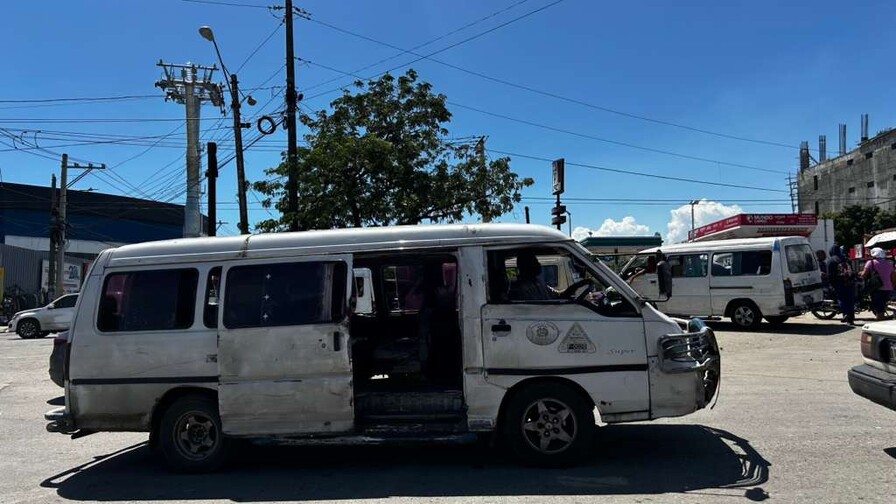 Ruta de guaguas de la avenida Luper&oacute;n aumenta RD$5 al precio del pasaje