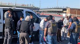 Encadenados y deportados a M&eacute;xico: EE. UU. retorna migrantes de seis pa&iacute;ses desde la frontera de Hidalgo Texas