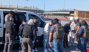Encadenados y deportados a M&eacute;xico: EE. UU. retorna migrantes de seis pa&iacute;ses desde la frontera de Hidalgo Texas