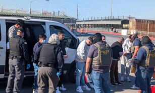 Encadenados y deportados a M&eacute;xico: EE. UU. retorna migrantes de seis pa&iacute;ses desde la frontera de Hidalgo Texas