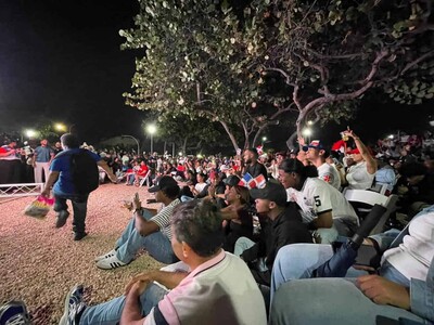Pantalla gigante para ver el juego del Clásico Mundial de Béisbol