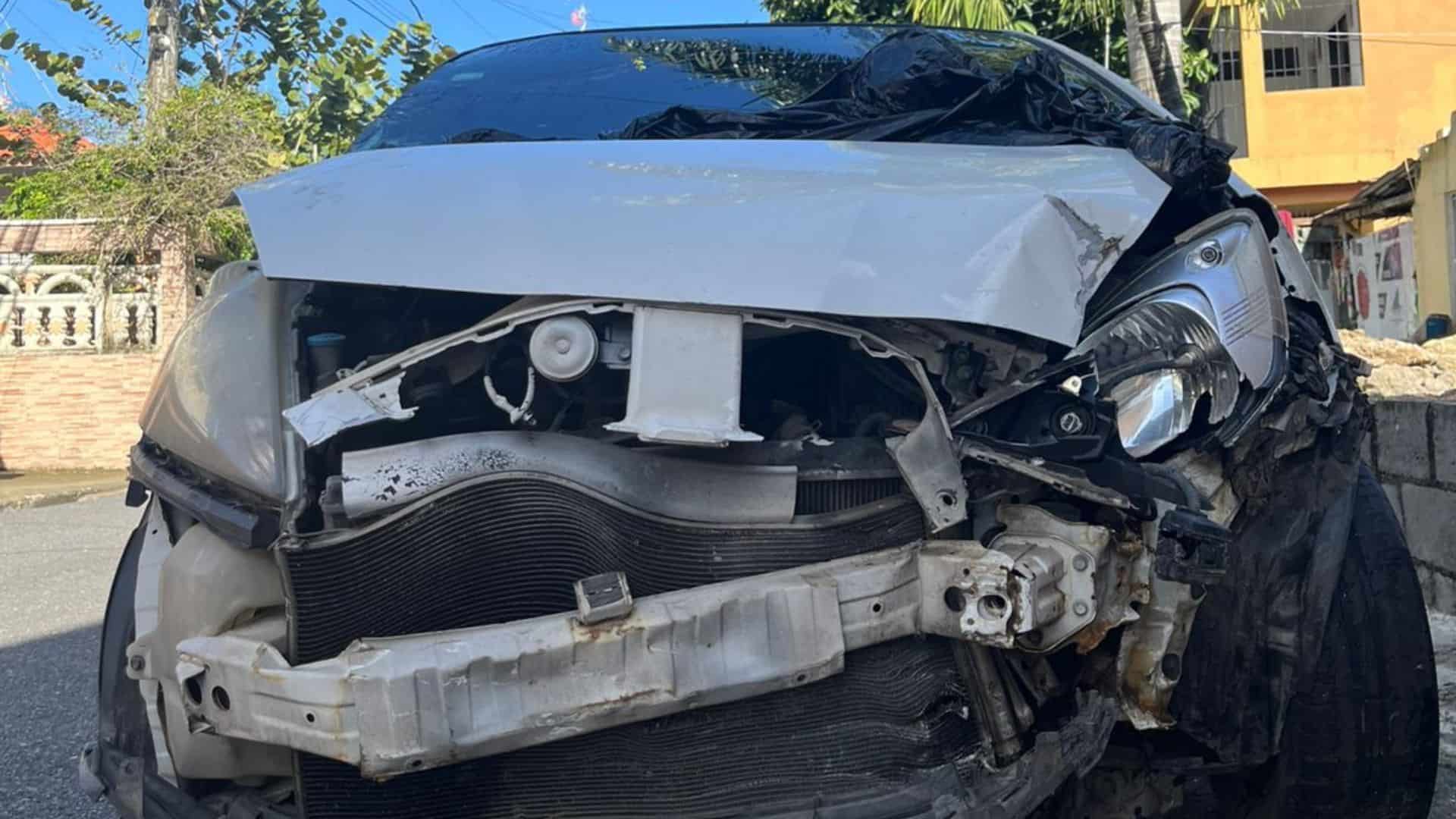 El autom&oacute;vil result&oacute; con da&ntilde;os en la parte delantera y trasera tras el choque ocurrido en la avenida Charles de Gaulle.