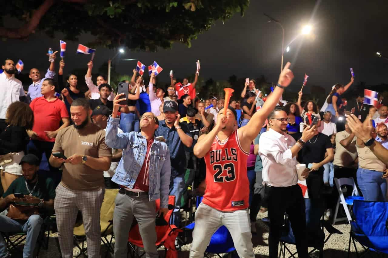 Ambiente de celebración en el Malecón de Santo Domingo.