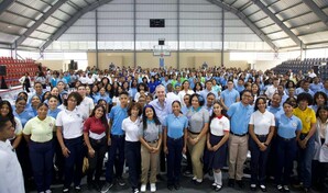 Abinader dialoga con m&aacute;s de 350 j&oacute;venes en Santo Domingo Este sobre educaci&oacute;n y empleo