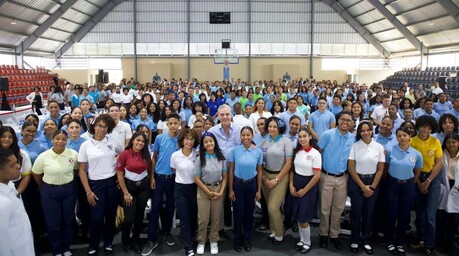 Abinader dialoga con m&aacute;s de 350 j&oacute;venes en Santo Domingo Este sobre educaci&oacute;n y empleo