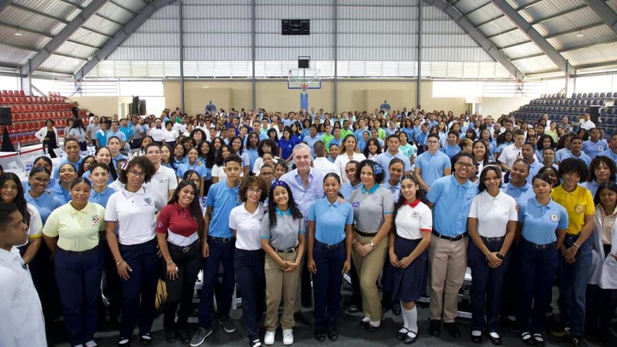 Abinader dialoga con m&aacute;s de 350 j&oacute;venes en Santo Domingo Este sobre educaci&oacute;n y empleo