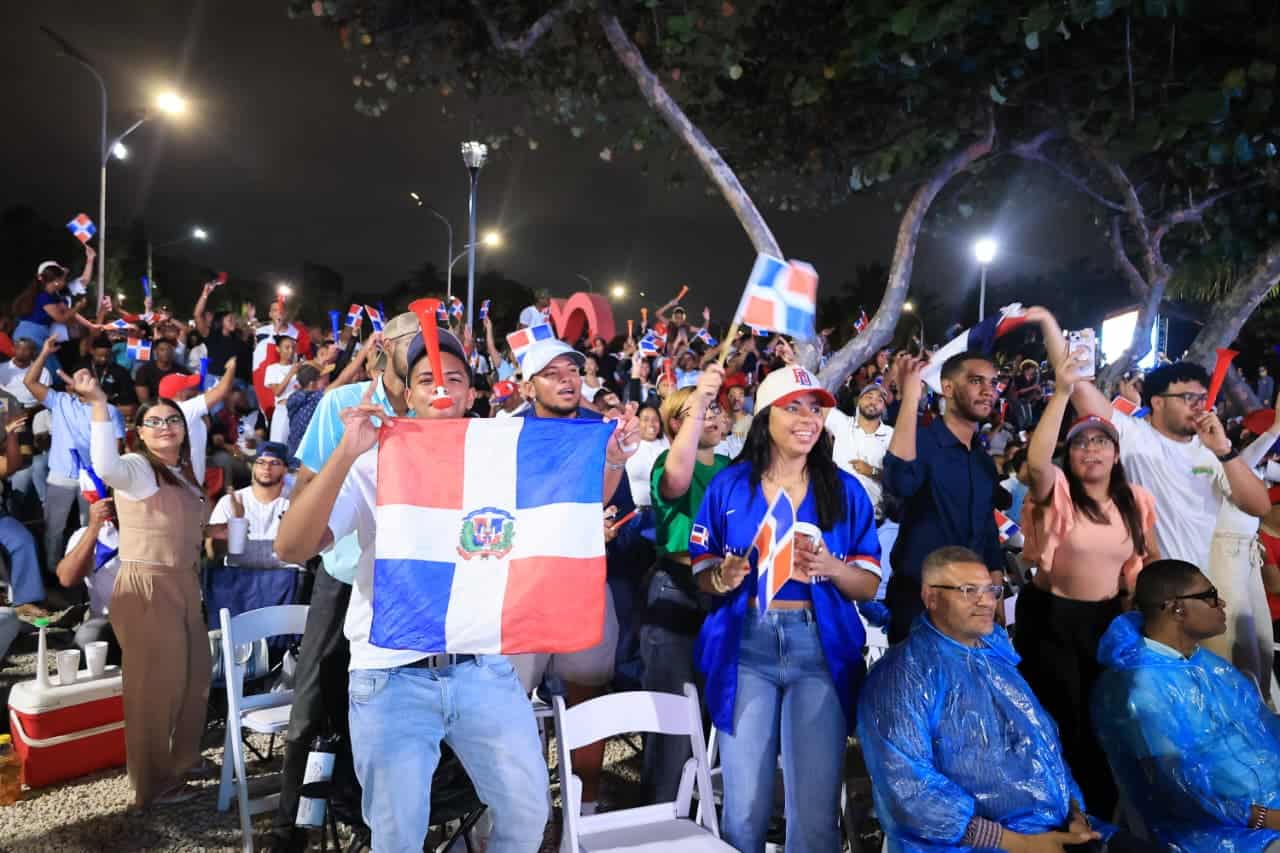 La bandera tricolor acompaña a los fanáticos.