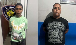 Detienen a dos hombres por asalto armado a clientes que jugaban domin&oacute; en colmado de Navarrete