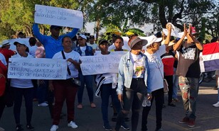 Residentes de la comunidad La Vig&iacute;a en Dajab&oacute;n exigen el arreglo urgente de sus calles