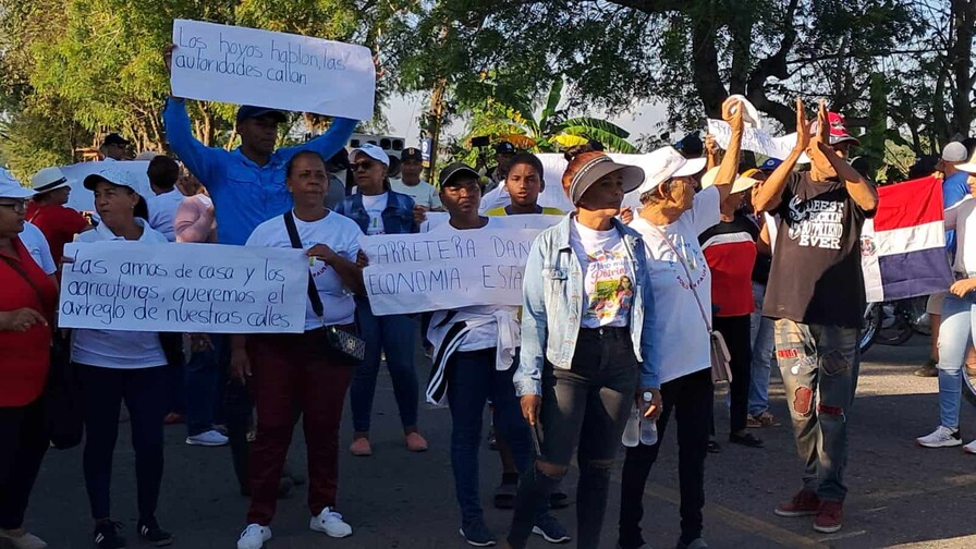 Residentes de la comunidad La Vig&iacute;a en Dajab&oacute;n exigen el arreglo urgente de sus calles