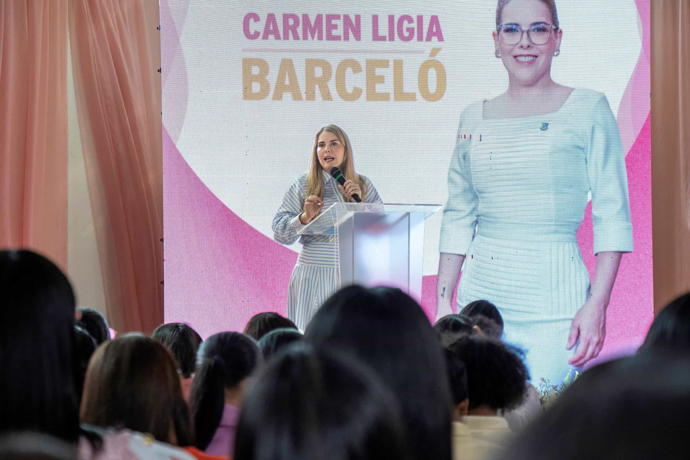 La legisladora Carmen Ligia Barcel&oacute; durante el panel titulado, Mujeres Imparables Construyendo sue&ntilde;os con determinaci&oacute;n y herramientas digitales.