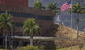 La Embajada de EE. UU. en Venezuela iza la bandera de su pa&iacute;s por primera vez en siete a&ntilde;os