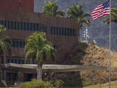 Nueva era en relaciones Venezuela con izamiento bandera Estados Unidos