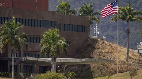 La Embajada de EE. UU. en Venezuela iza la bandera de su pa&iacute;s por primera vez en siete a&ntilde;os