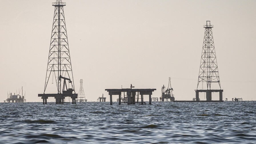 El alza del crudo amenaza con frenar los recortes de tasas en Latinoam&eacute;rica