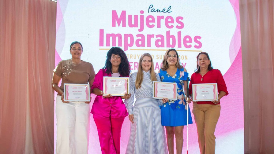 Carmen Ligia Barcel&oacute; impulsa el liderazgo en Hato Mayor con el panel "Mujeres imparables"