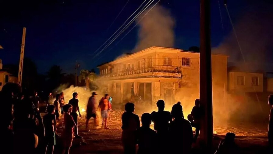 Asaltan sede del Partido Comunista en centro de Cuba durante protestas por apagones Asaltan sede del Partido Comunista en centro de Cuba durante protestas por apagones