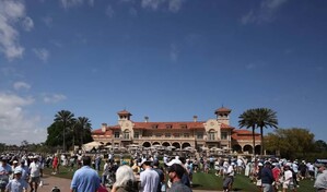 Tiroteo mortal retrasa entrada de aficionados a tradicional torneo de golf en EE. UU.