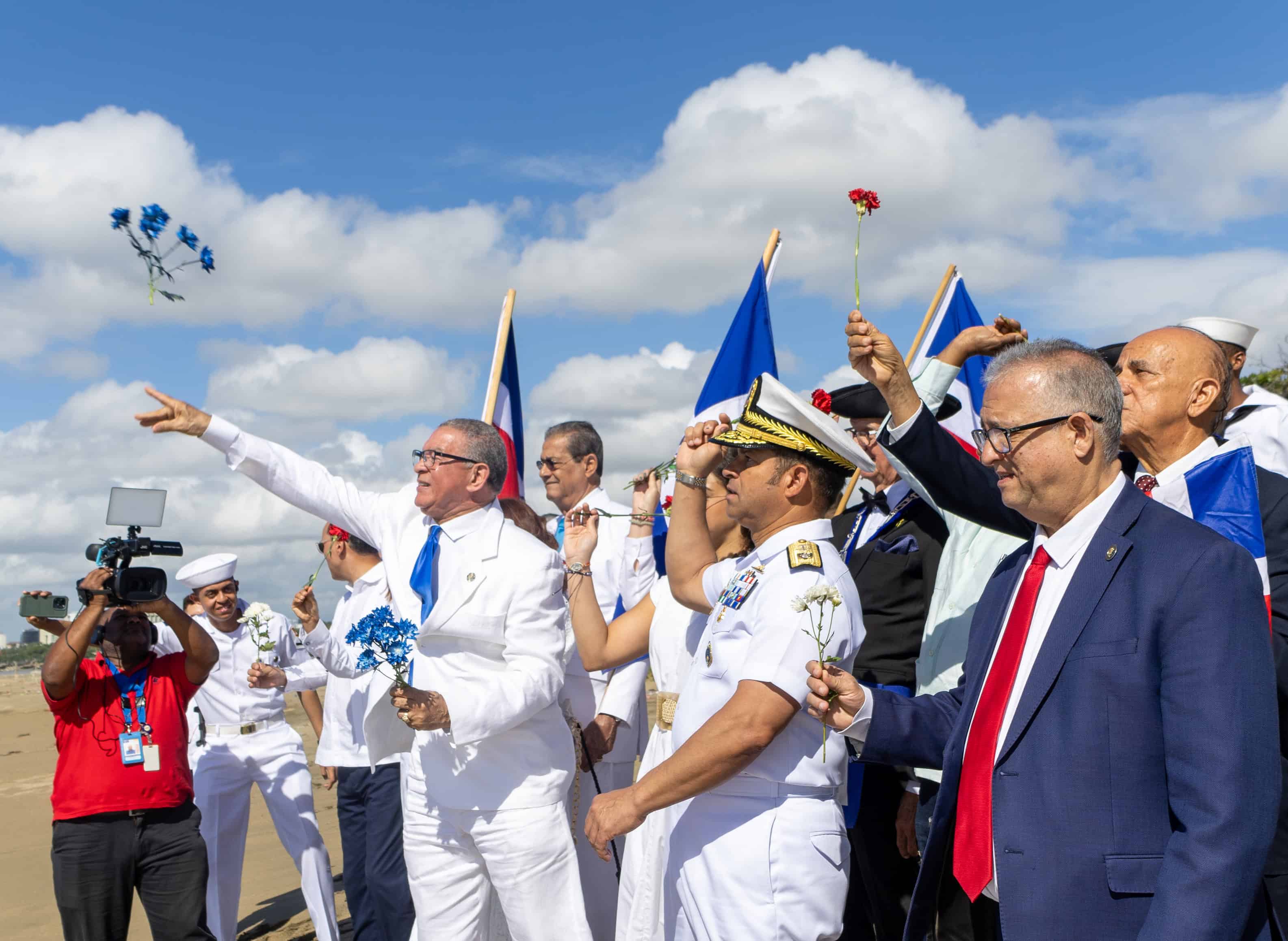 Los participantes arrojaron flores rojas , azules y blancas al mar en memoria de Duarte.