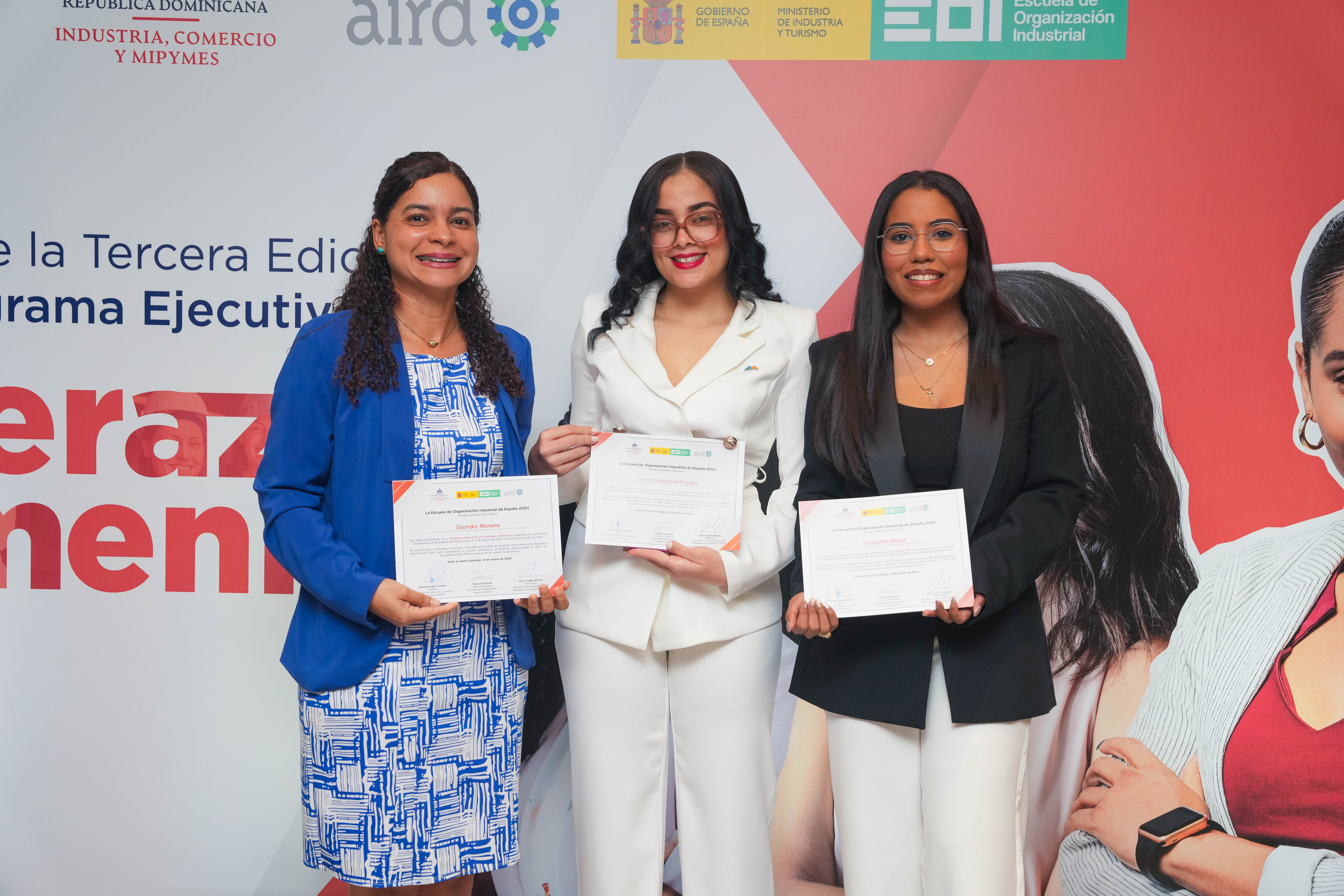 Lisandry Moreno, Lorena García Rodríguez y Escarlette Marte reciben su certificado de graduación del Programa Ejecutivo en Liderazgo Femenino.