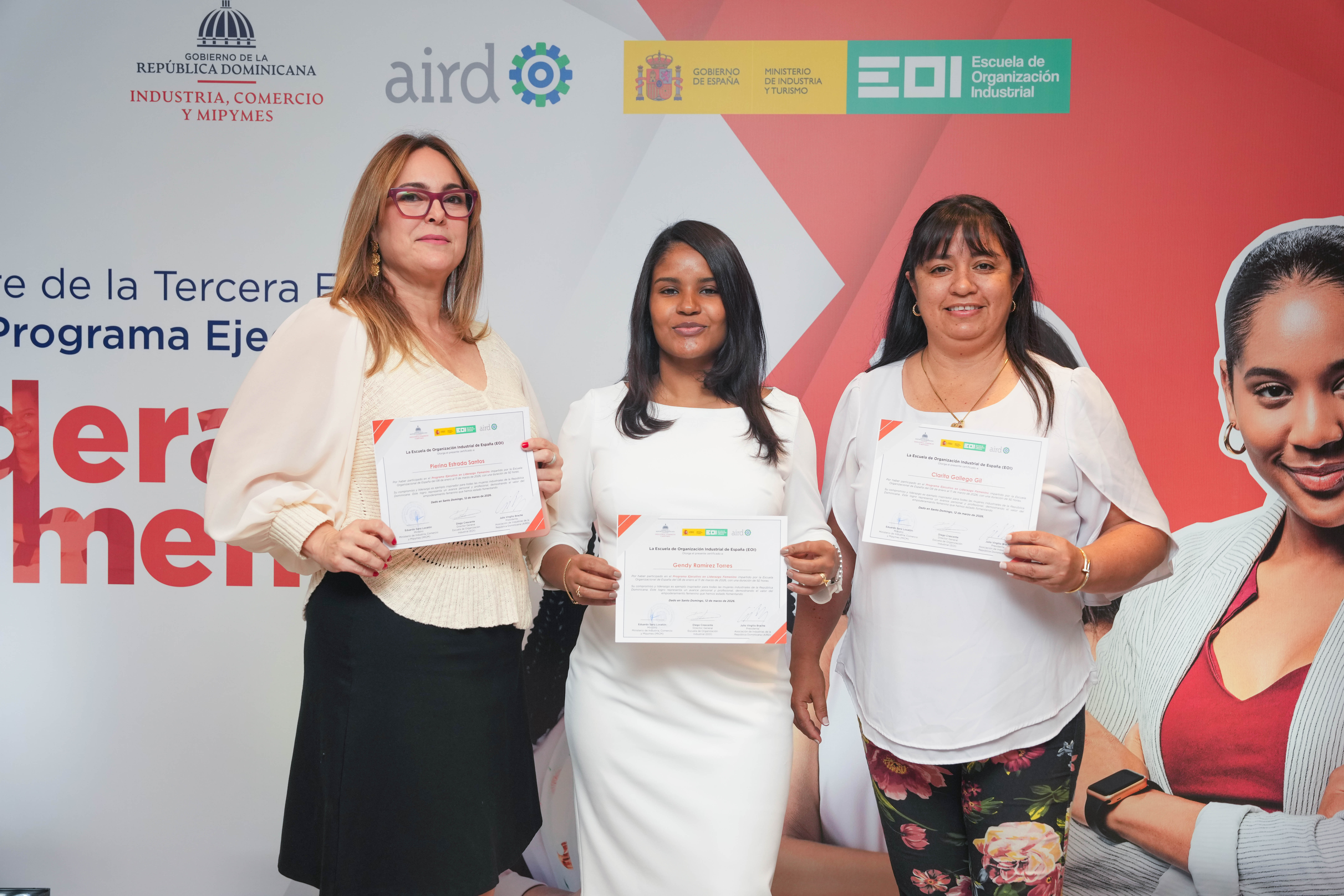 Pierina Estrada Santos, Gendry Ramírez Torres y Clarita Gallego Gil reciben su certificado de graduación del Programa Ejecutivo en Liderazgo Femenino.