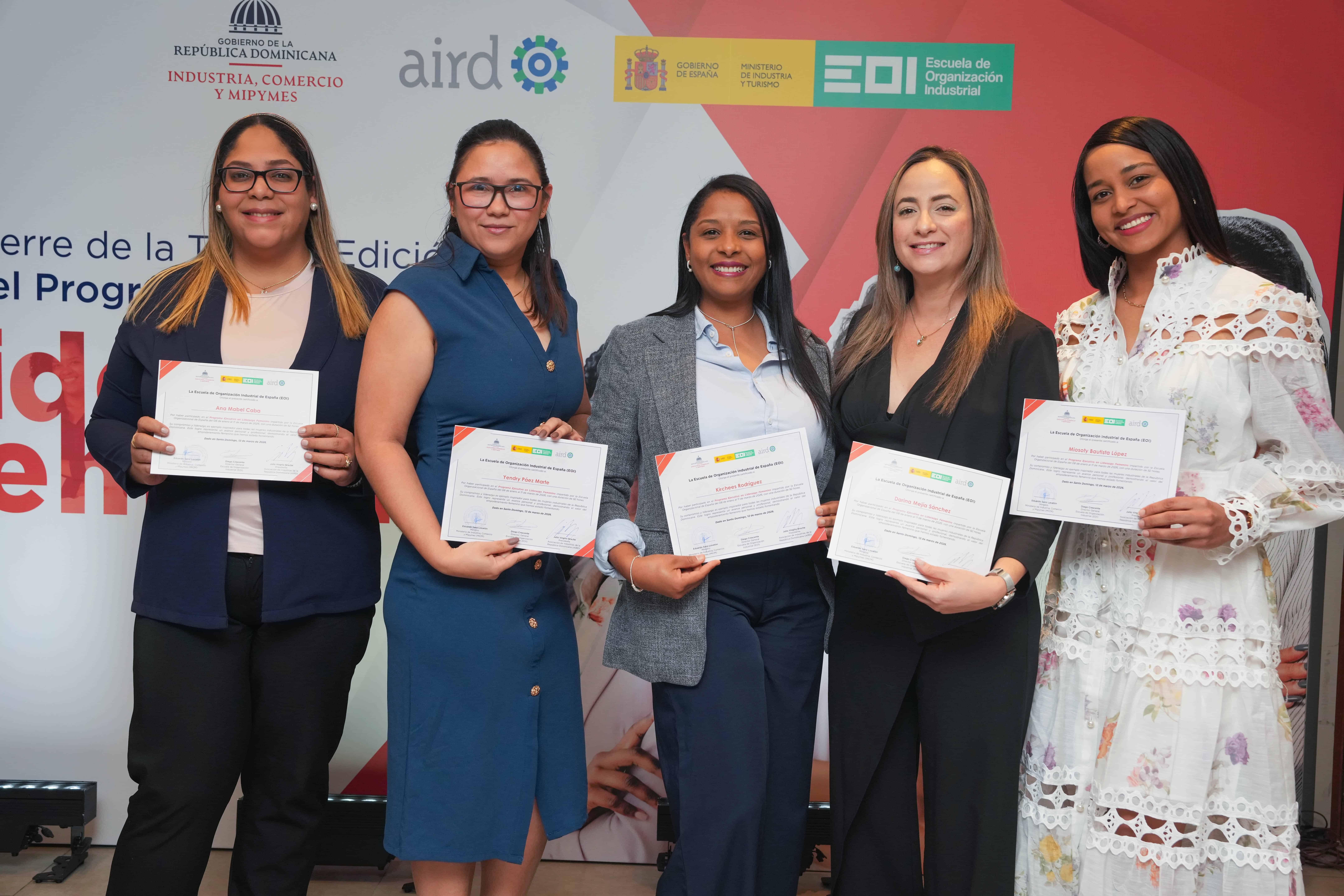 De izquierda a derecha: Ana Mabel Caba, Yendry Páez Marte, Kirchees Rodríguez, Darina Mejía Sánchez y Miosoty Bautista López reciben su certificado de graduación del Programa Ejecutivo en Liderazgo Femenino.