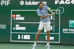 Medvedev es descalificado en Pekín por dar un pelotazo a un espectador y Djokovic pasa a la final