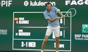 Medvedev es descalificado en Pek&iacute;n por dar un pelotazo a un espectador y Djokovic pasa a la final