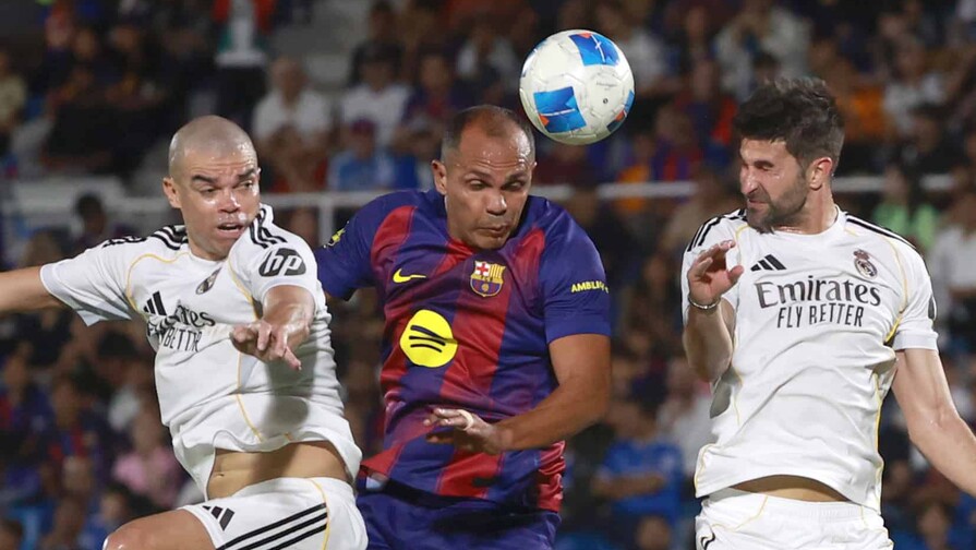 Leyendas del Real Madrid y del Barça empatan en Santo Domingo y hacen vibrar al público Leyendas del Real Madrid y del Barça empatan en Santo Domingo y hacen vibrar al público