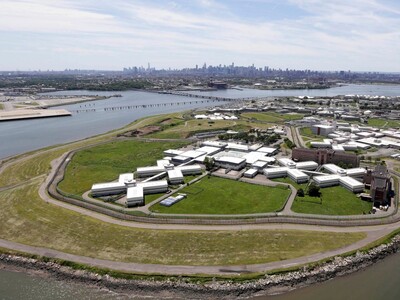 Nueva York busca zar de cárceles para el cierre de Rikers Island