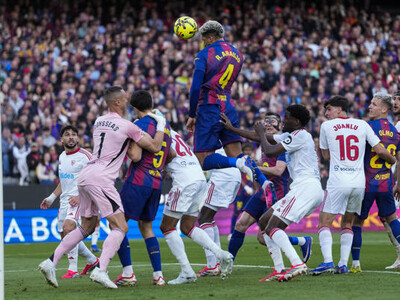 Raphinha brilla con triplete en goleada del Barça al Sevilla