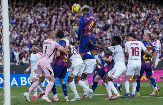 Raphinha brilla con un triplete en goleada del Bar&ccedil;a al Sevilla