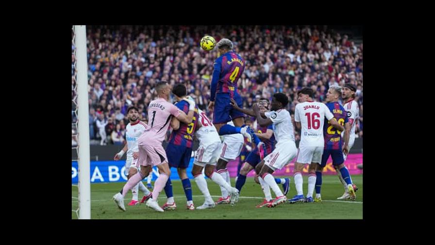 Raphinha brilla con un triplete en goleada del Barça al Sevilla