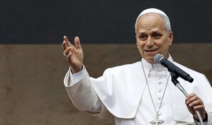 El papa pide a periodistas evitar que la informaci&oacute;n se convierta en propaganda de guerra