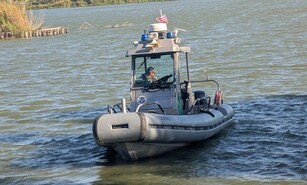 Pulseras, ropa y balsas improvisadas marcan la ruta clandestina de migrantes en el Río Grande