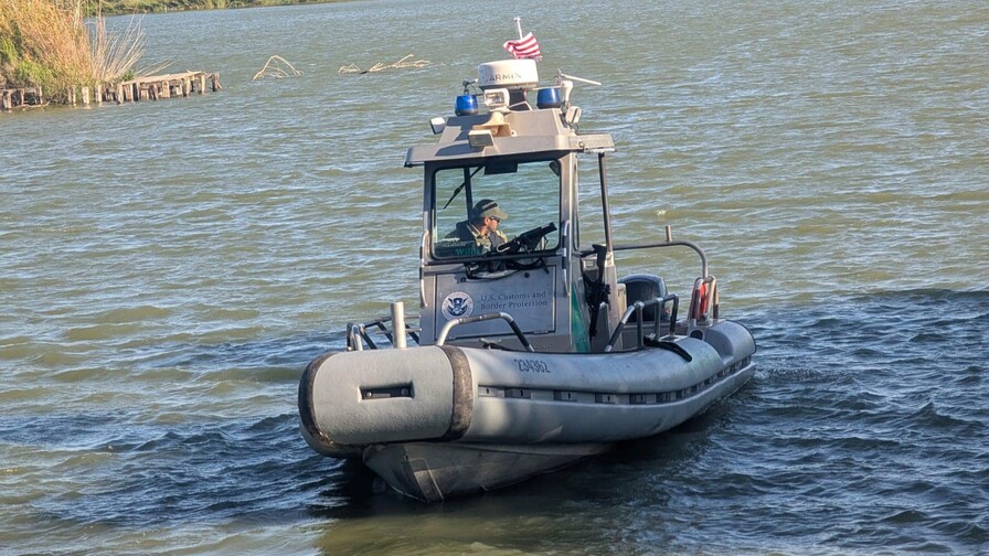 Pulseras, ropa y balsas improvisadas marcan la ruta clandestina de migrantes en el R&iacute;o Grande