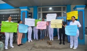 Enfermeras de Santiago se declaran en luto por d&eacute;ficit de personal en hospitales