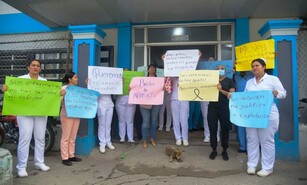 Enfermeras de Santiago se declaran en luto por d&eacute;ficit de personal en hospitales