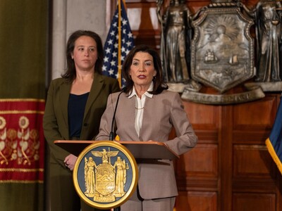 Kathy Hochul arremete contra Trump por precio de los combustibles