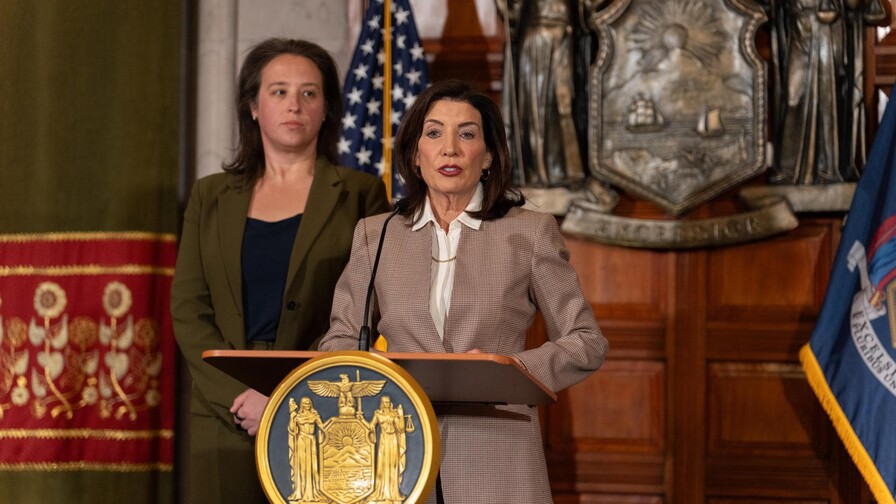 La gobernadora de Nueva York arremete contra Trump por el alto precio de los combustibles La gobernadora de Nueva York arremete contra Trump por el alto precio de los combustibles