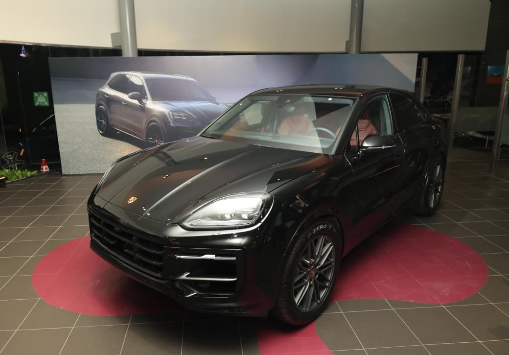 Este modelo&nbsp;permite elevarlo para trayectos off-road o reducir la distancia al asfalto cuando se activa el modo Sport o Sport Plus, optimizando as&iacute; la estabilidad en curvas.