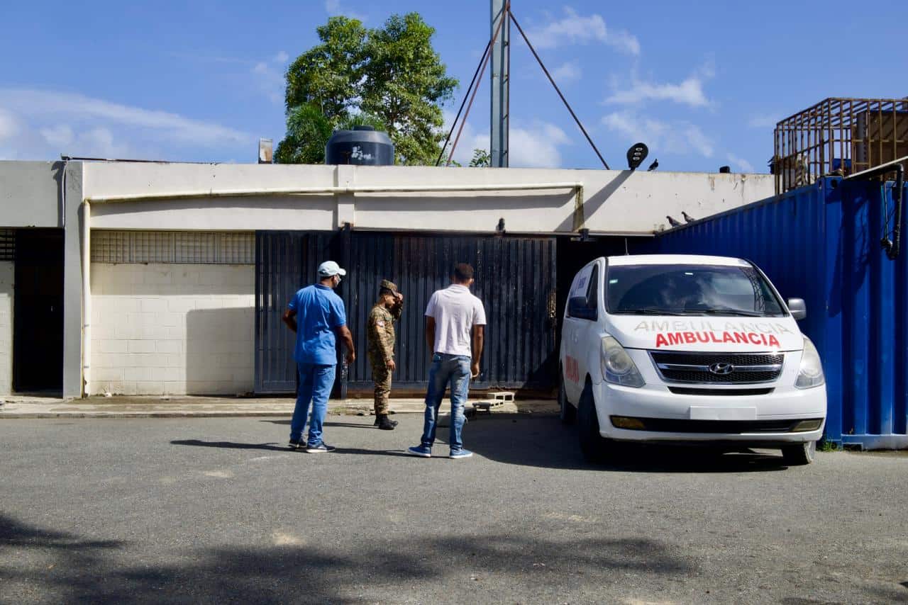Ambulancia del Inacif donde se traslad&oacute; el cuerpo de Joaqu&iacute;n Caraballo luego del accidente.