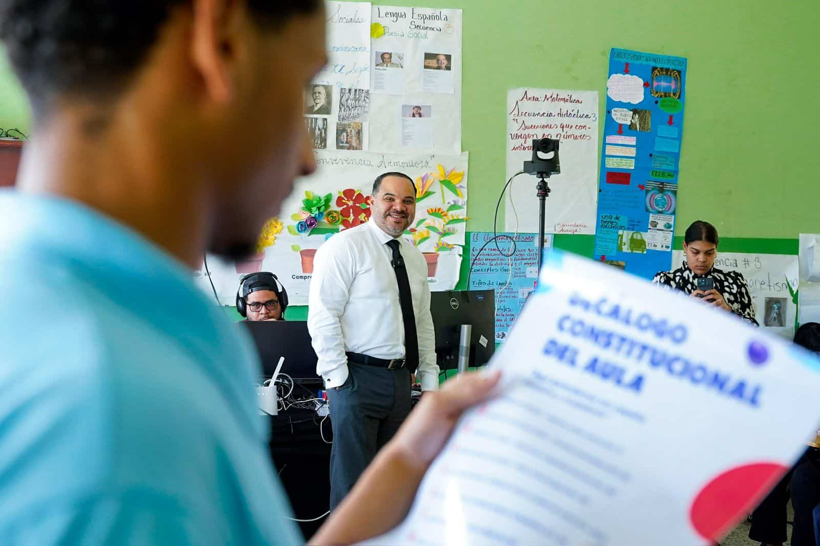 Le&iacute;mos en voz alta el Art&iacute;culo 67, que establece la obligaci&oacute;n del Estado de prevenir la contaminaci&oacute;n, proteger los recursos naturales y garantizar que las personas puedan vivir en un entorno saludable.