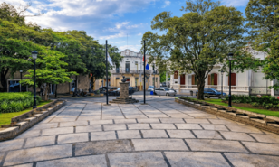 La Vega: naci&oacute; mirando al poder y aprendi&oacute; a resistir el tiempo