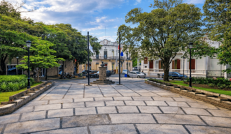La Vega: naci&oacute; mirando al poder y aprendi&oacute; a resistir el tiempo