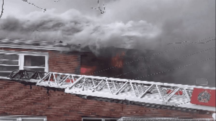 Cuatro muertos, incluido un niño, tras voraz incendio en edificio de Queens, Nueva York Cuatro muertos, incluido un niño, tras voraz incendio en edificio de Queens, Nueva York